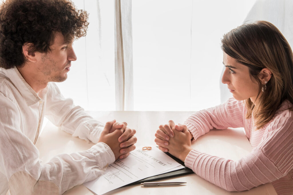 Cuentas bancarias, tarjetas y deudas conjuntas en el divorcio